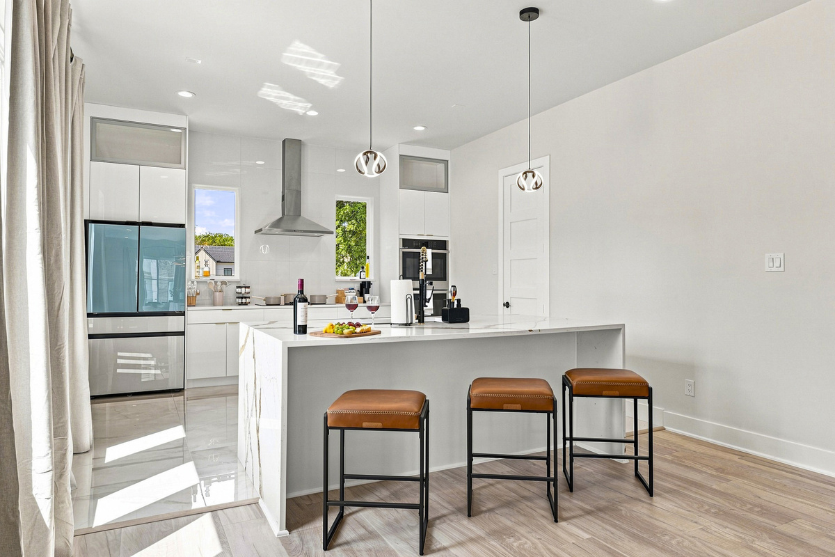 Sleek design, ample natural light, and perfect for culinary adventures await!