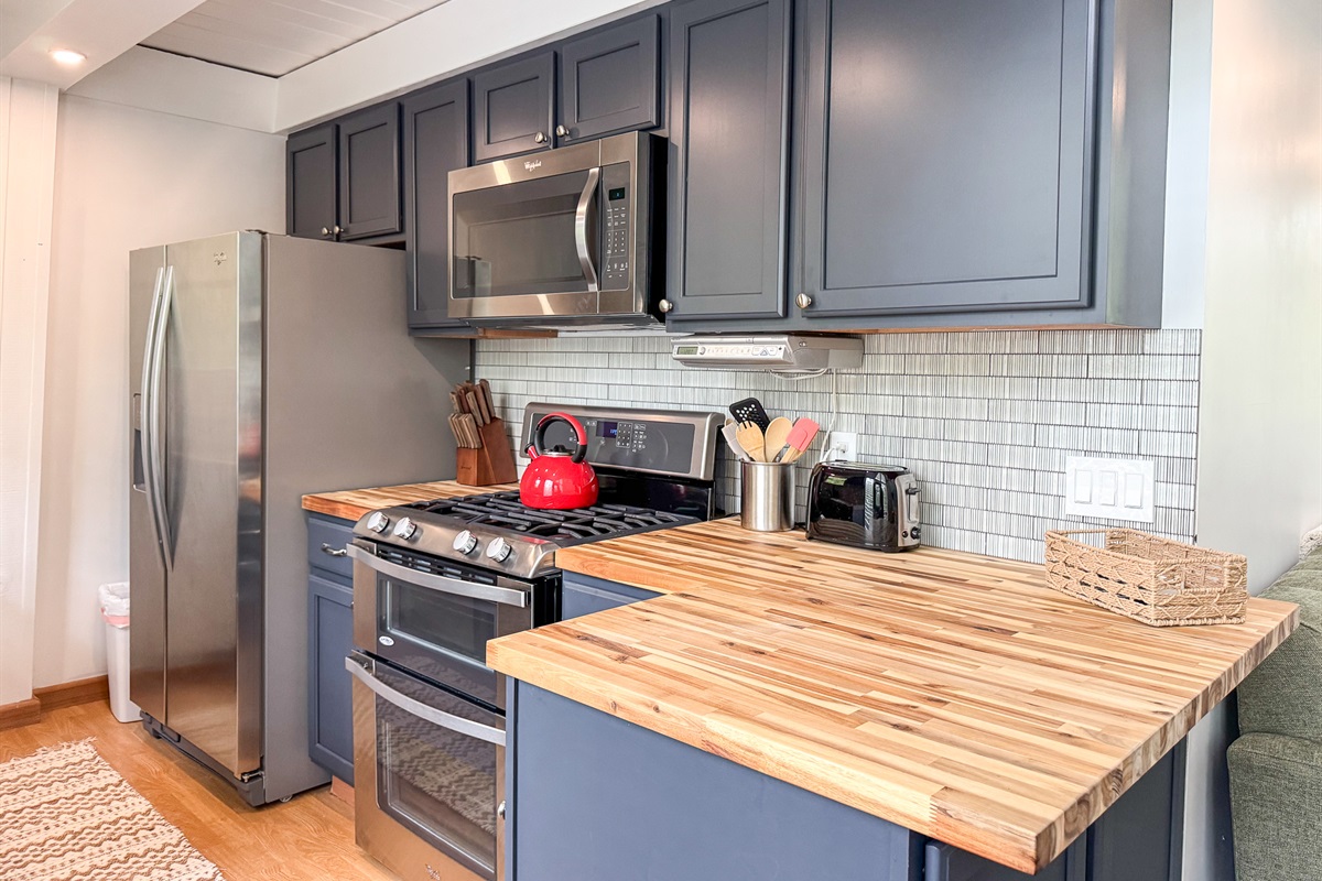 Beautiful finishes in this compact but fully equipped kitchen