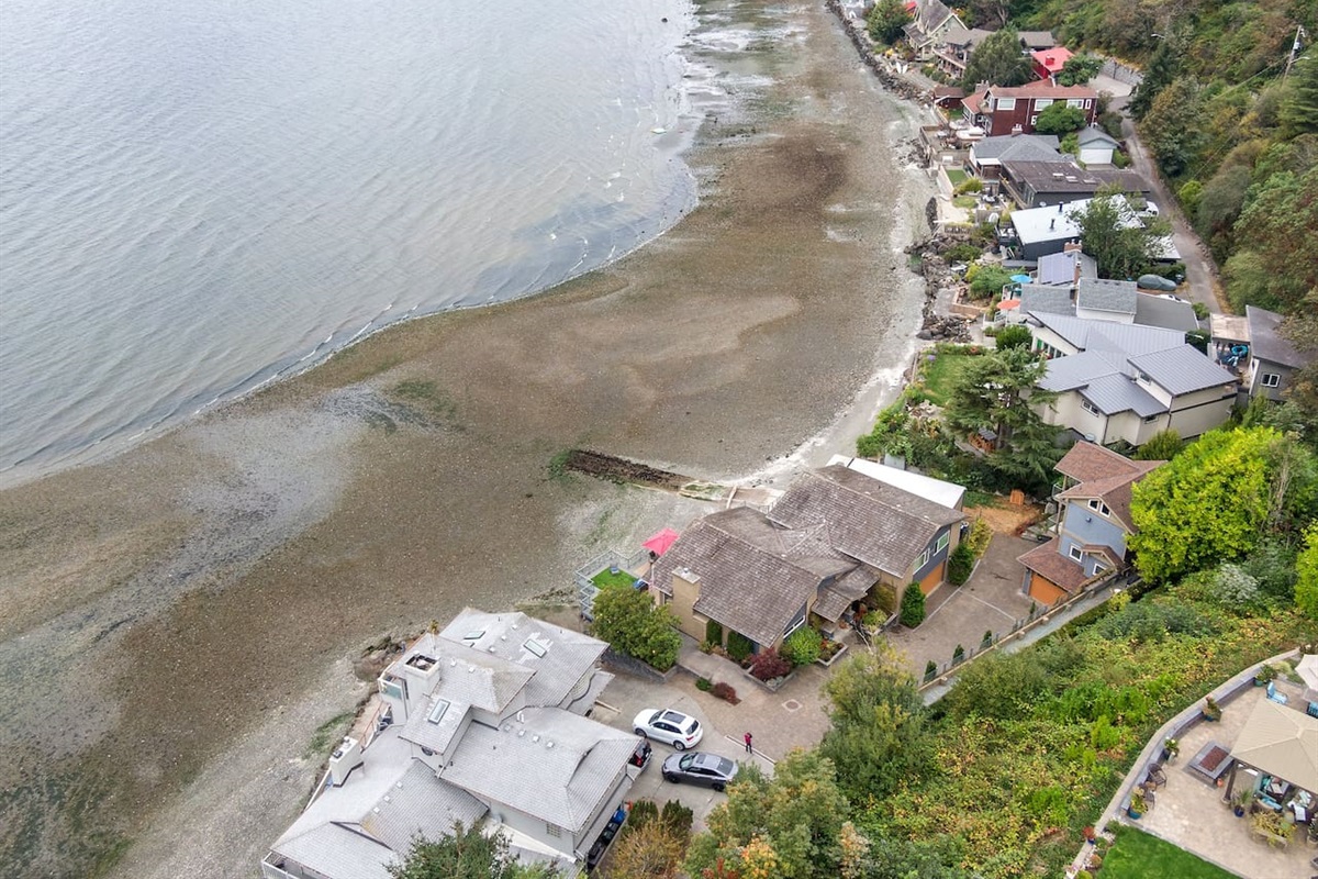 Low tide allows exploring the beach and at high tide the water laps right up to the patio. 
