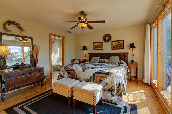 Main-Level King Suite at Tanasi Lodge: 1 king bed