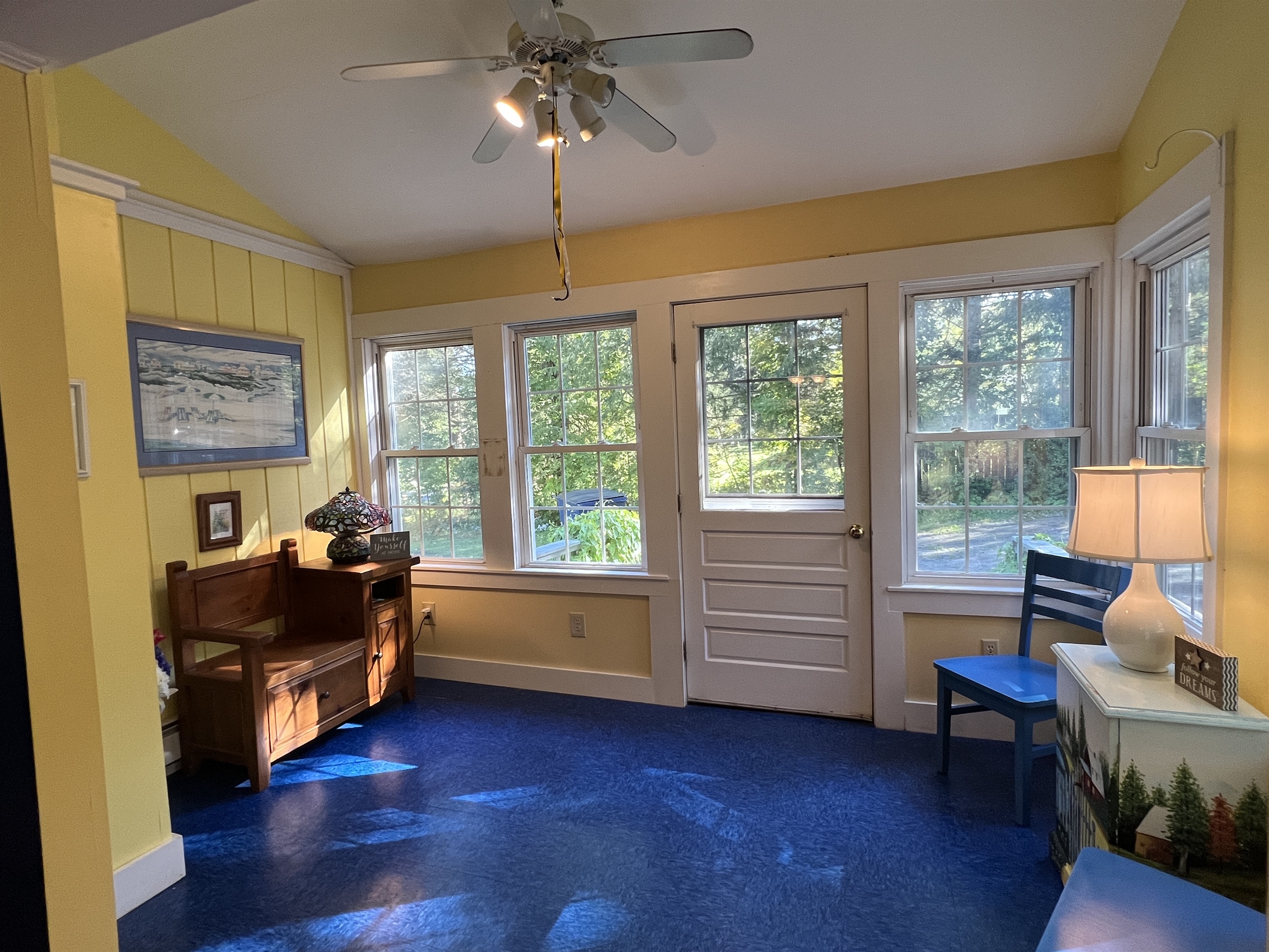 Dandelion sunroom, lovely sitting area for morning coffee.