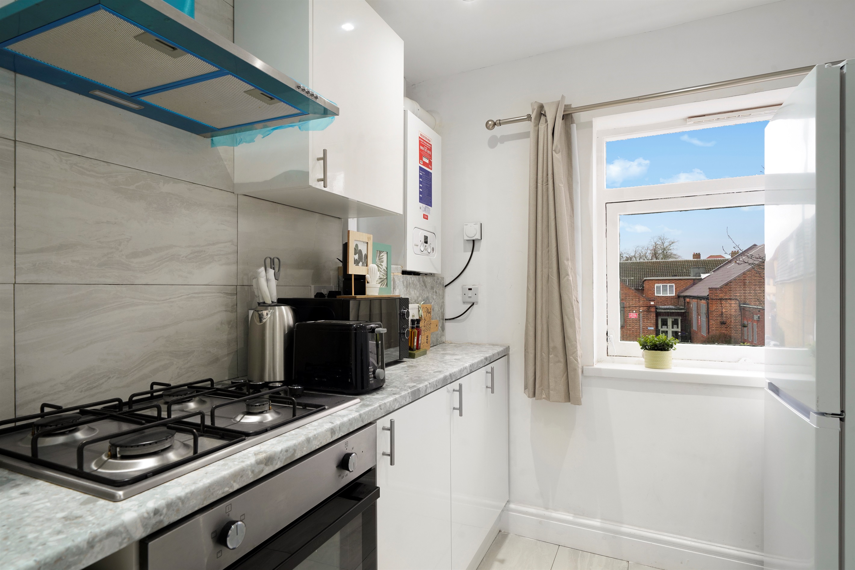 [gas hob, oven, microwave, tea & toast, air-fryer]