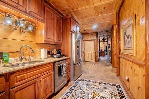 Bottom floor full kitchen