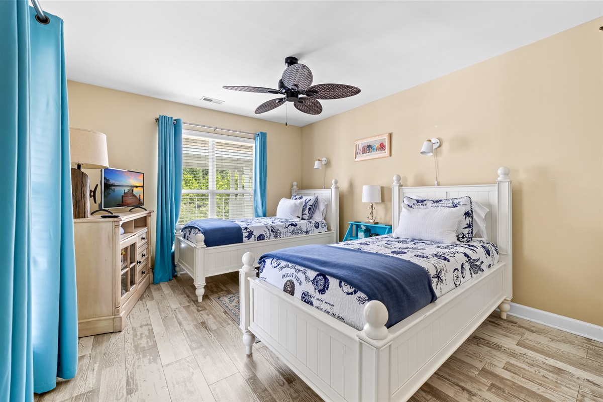 The cozy twin bedroom