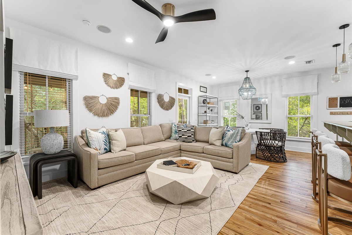 Living area that seats 5 comfortably