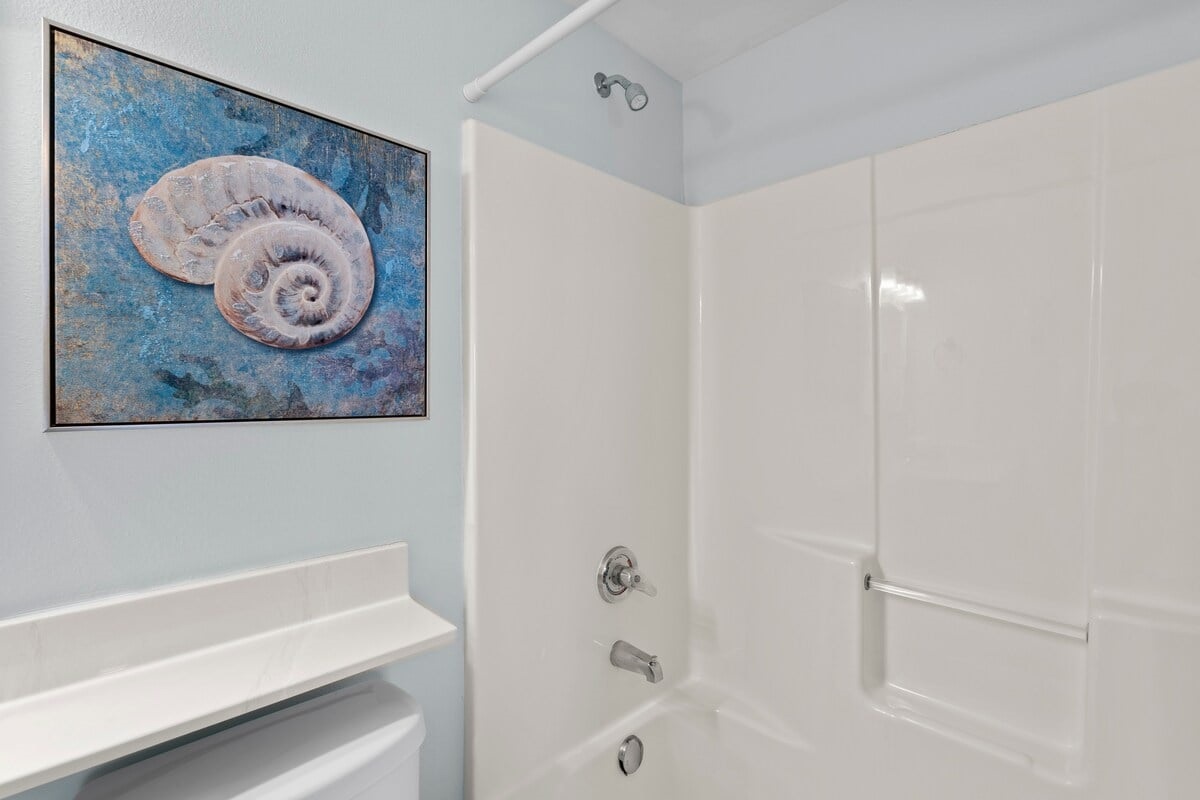 Bathroom 2 with tub/shower