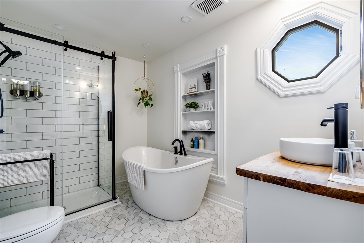 Inviting ensuite bath with soaker tub.