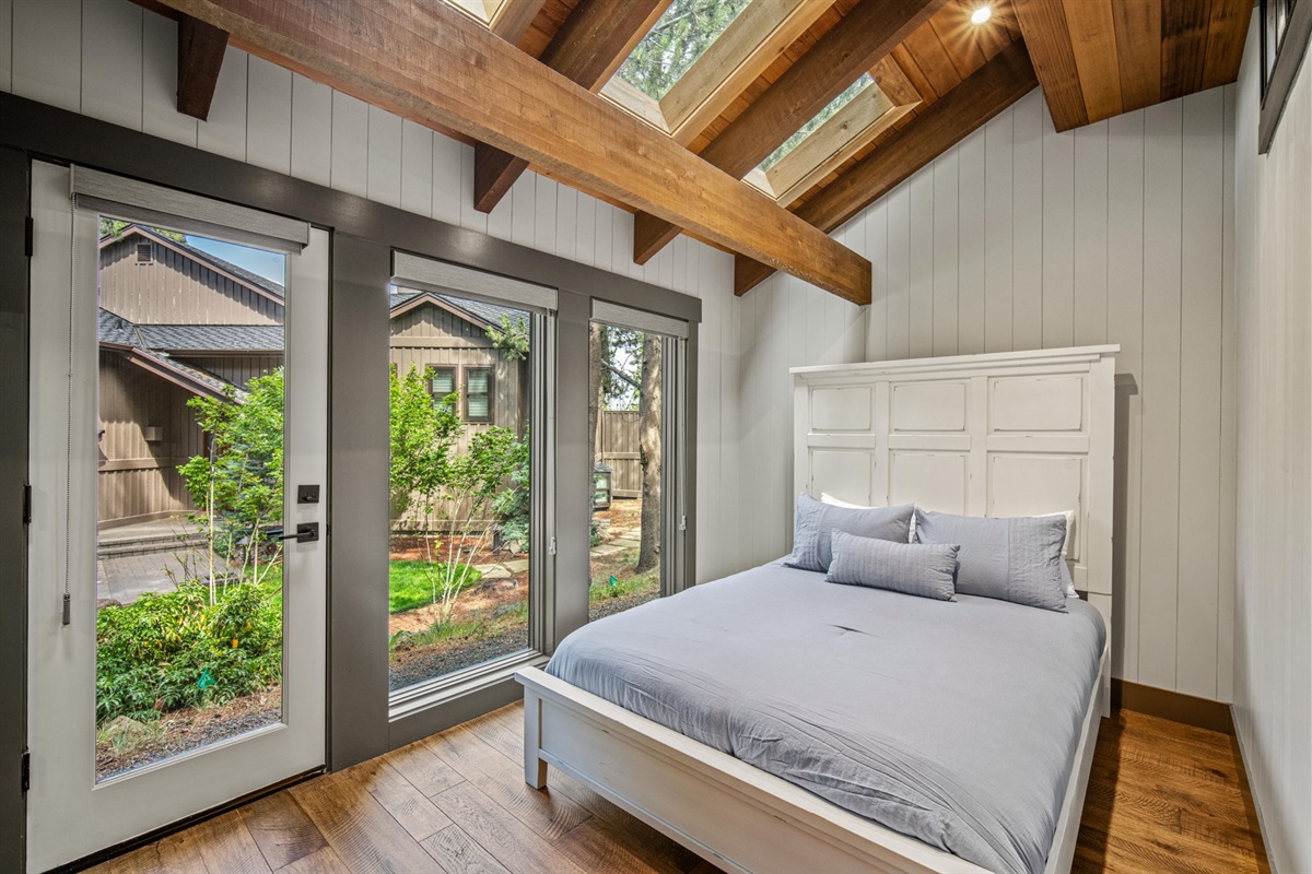 Ground floor: 2nd bedroom (Queen)