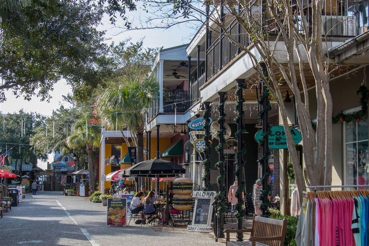 Baytowne Wharf village shops and outdoor dining