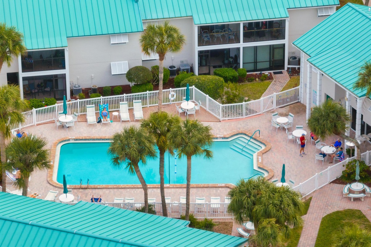 POOL & CLUBHOUSE