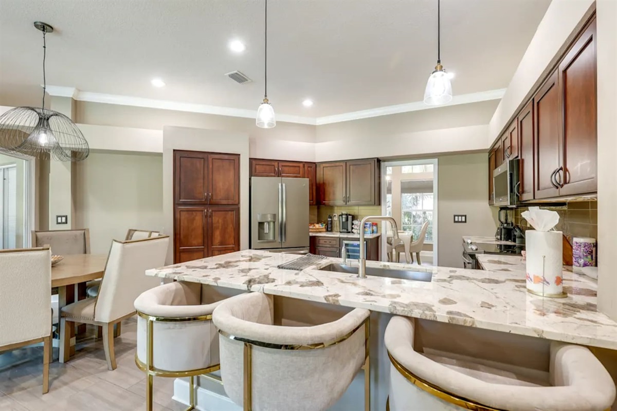 Airy kitchen & dining space ideal for gatherings.