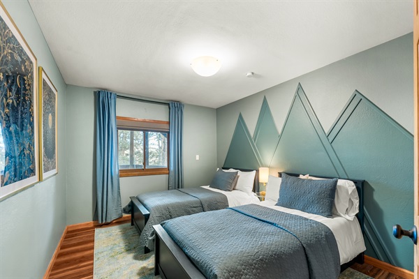 🛏️🛏️ Perfect for kids or friends—bright twin room with cozy beds, fun mountain mural vibes 🏔️, and a sunny window for a cheerful start to the day ✨
