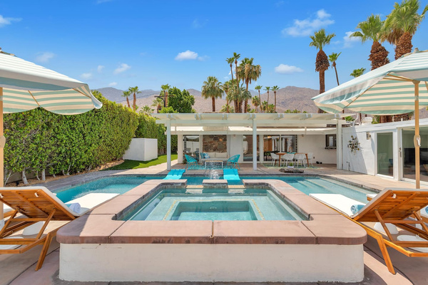 Private secluded pool with mountain and palm tree views - large spa!