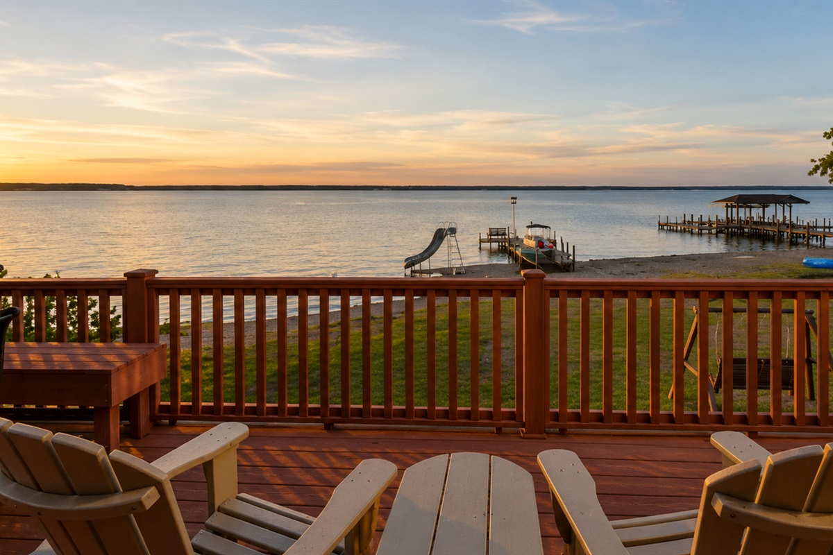 Enjoy breathtaking lake views from the spacious deck, ideal for relaxing and dining. 🚤🌅🪑