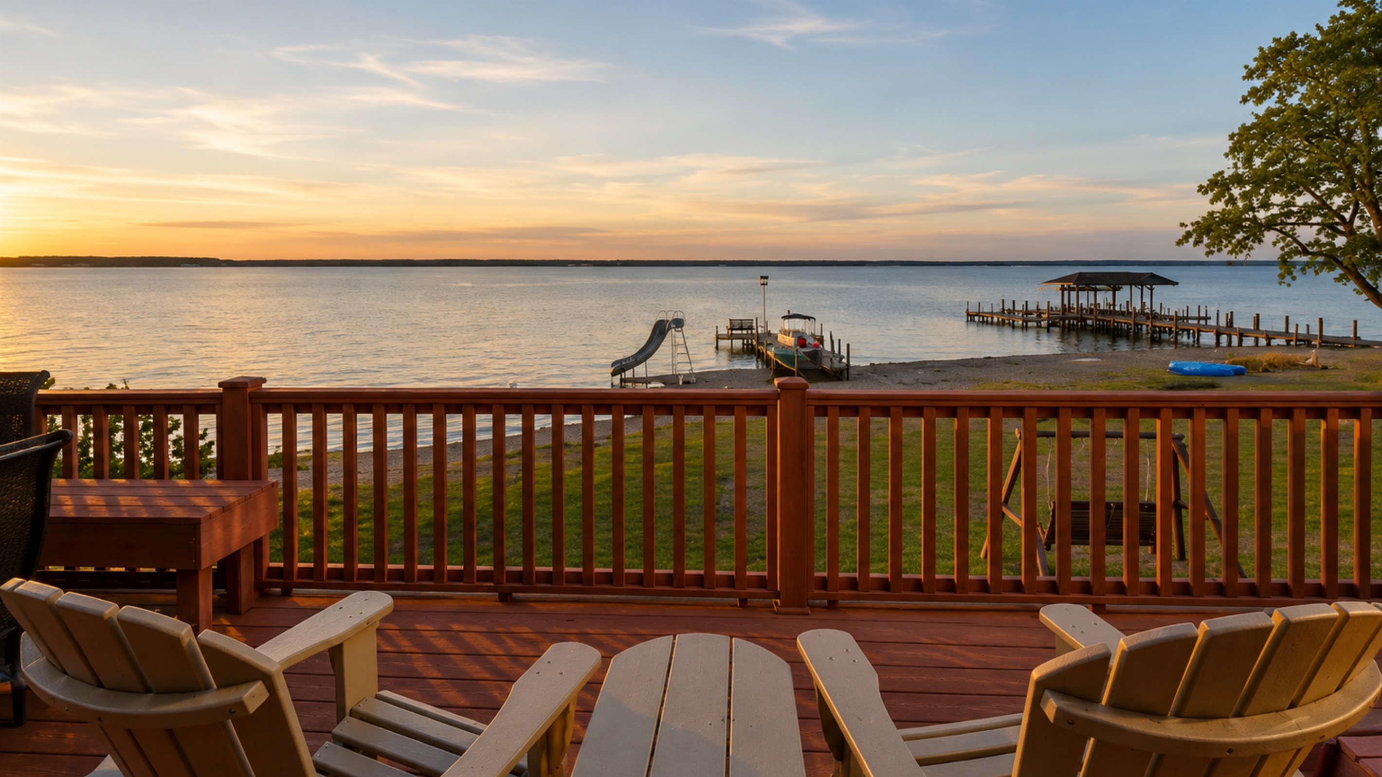 Enjoy breathtaking lake views from the spacious deck, ideal for relaxing and dining. 🚤🌅🪑