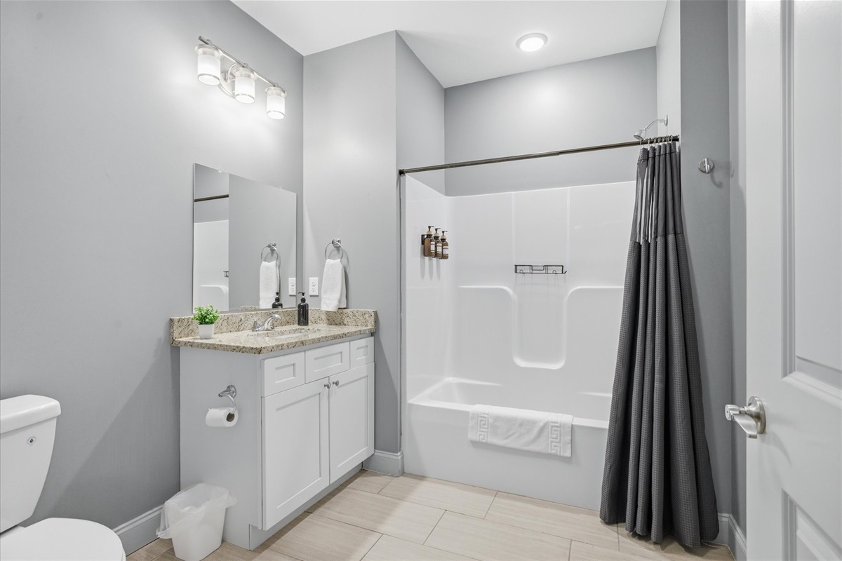 Open and well-designed, this guest bath gives you room to move and reset without feeling tight. Clean, spacious, and easy to use—it’s built to keep things comfortable for everyone.