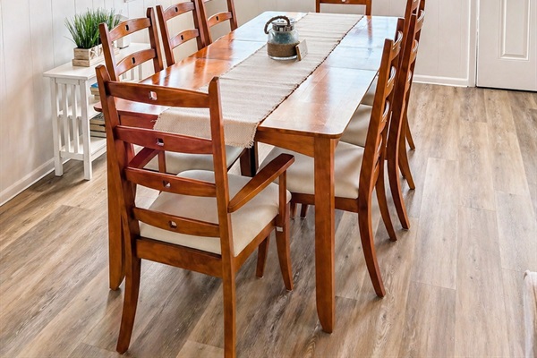 Dining room - seats 8 people