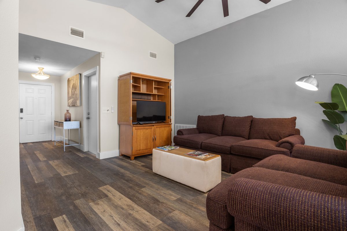 Family room. Smart TV.