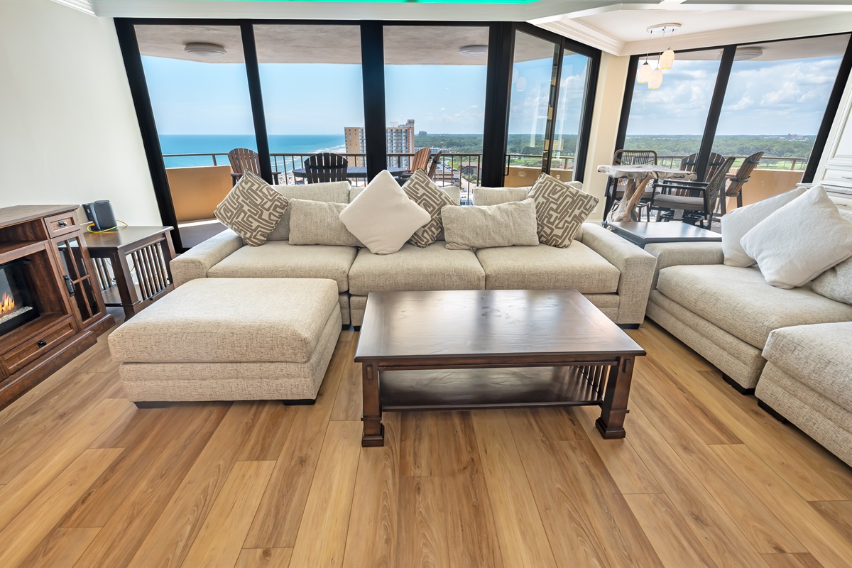 Amazing Living Room with Stunning Views🌊☀️