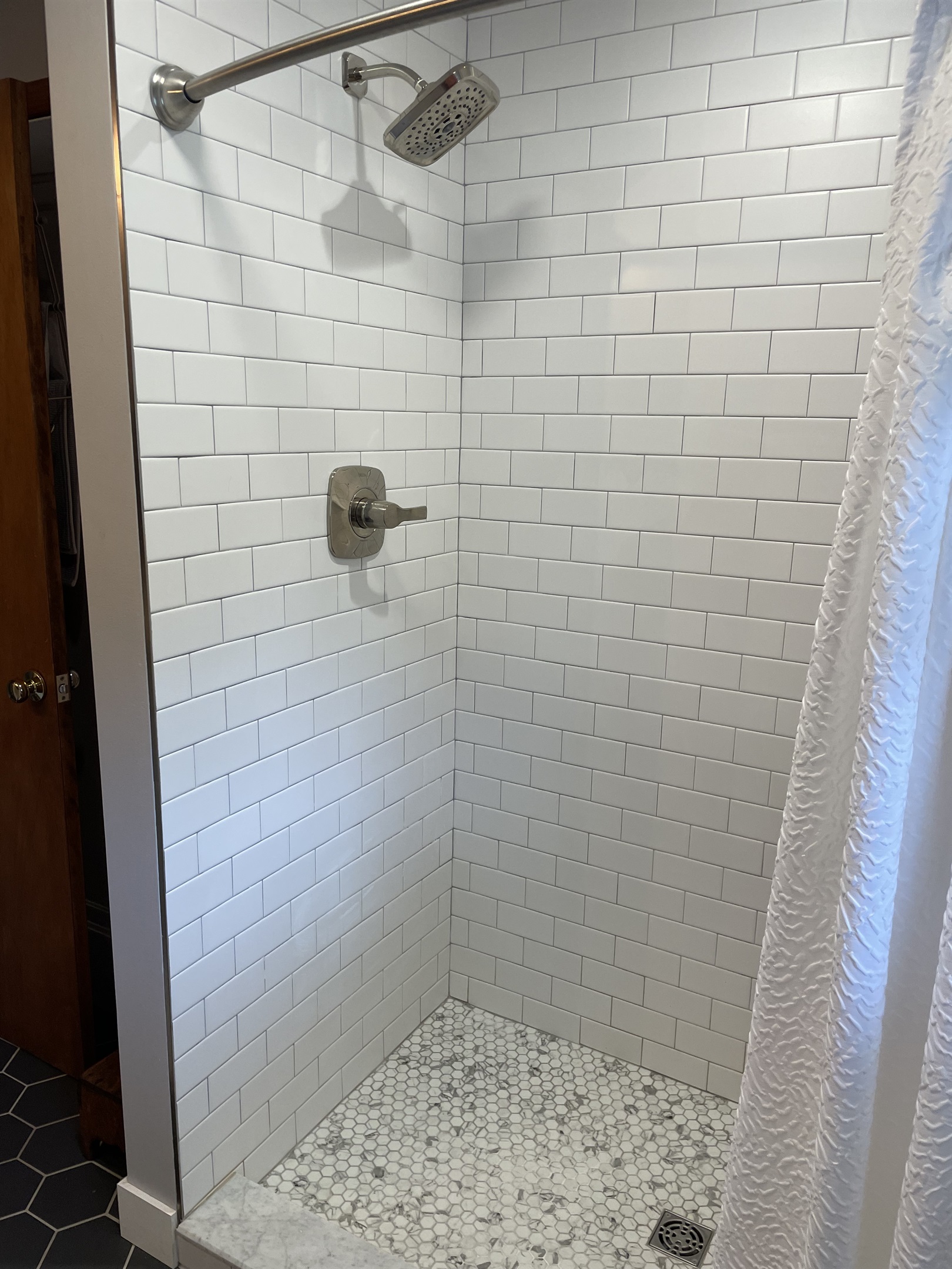 Tiled shower w/ bench