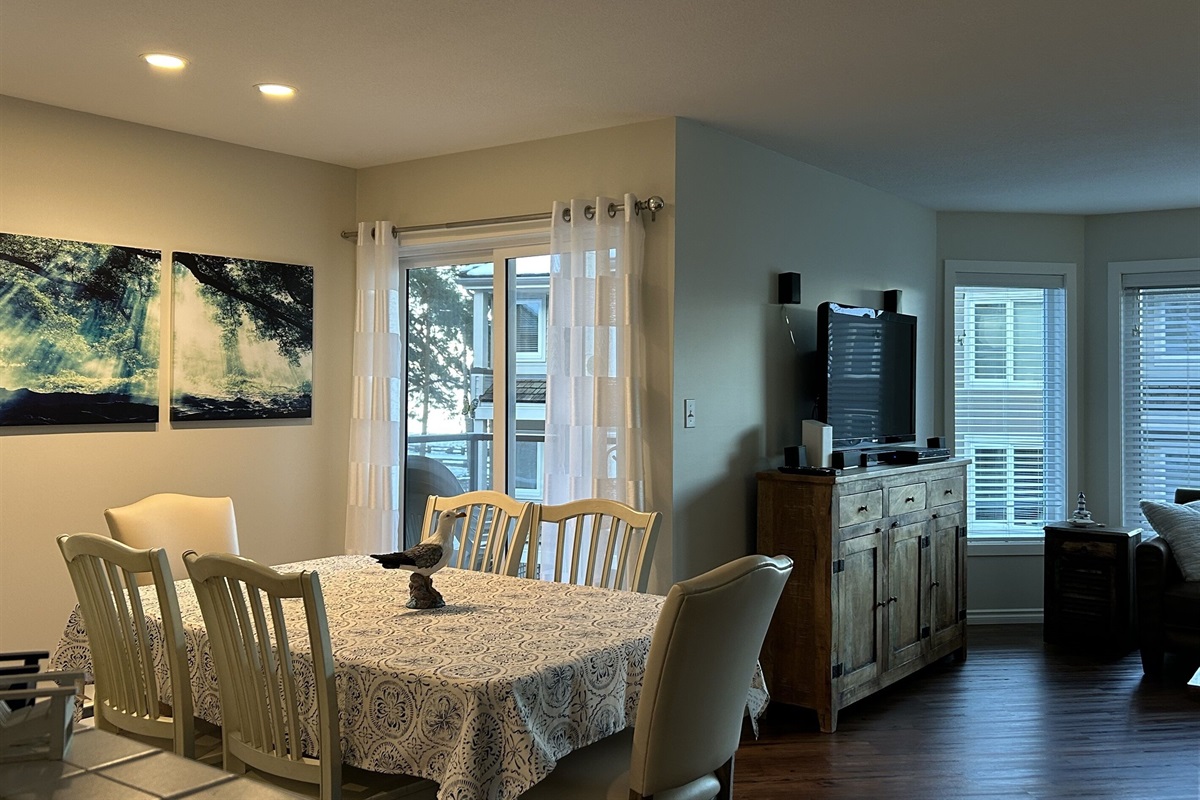 Accommodates 6 - BBQ on this deck