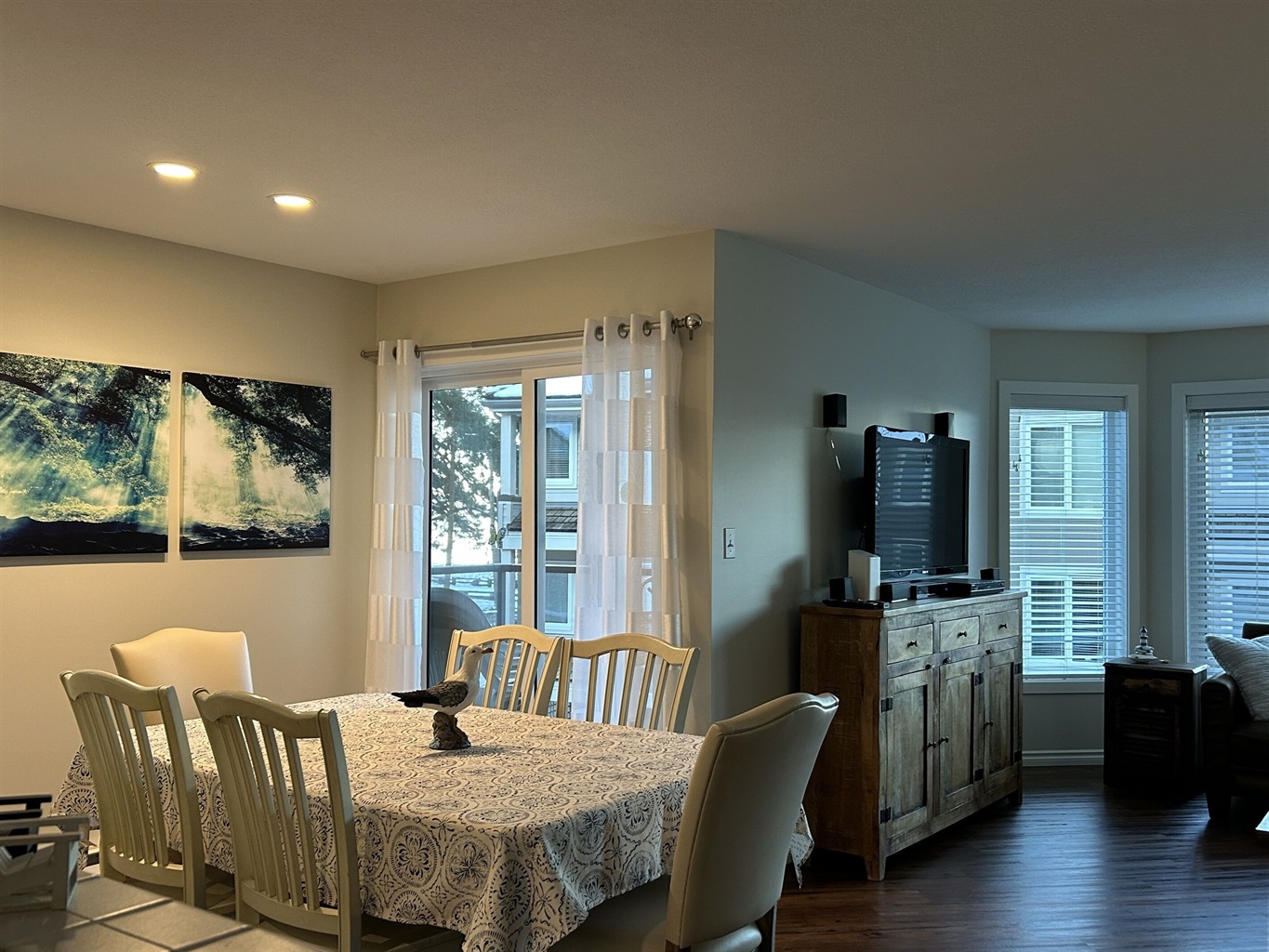 Accommodates 6 - BBQ on this deck