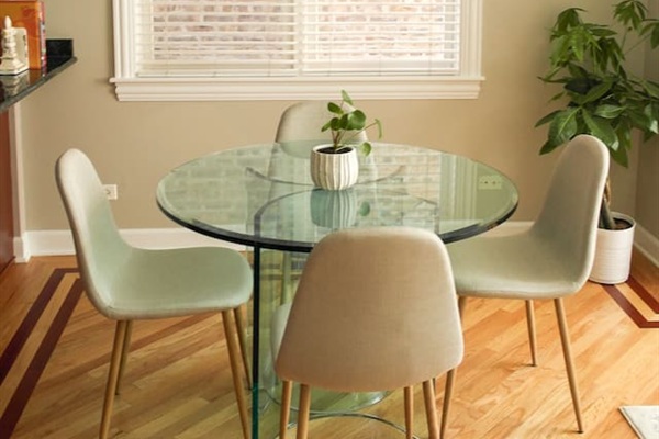 Additional dining space for coffee, snacks, or workspace
