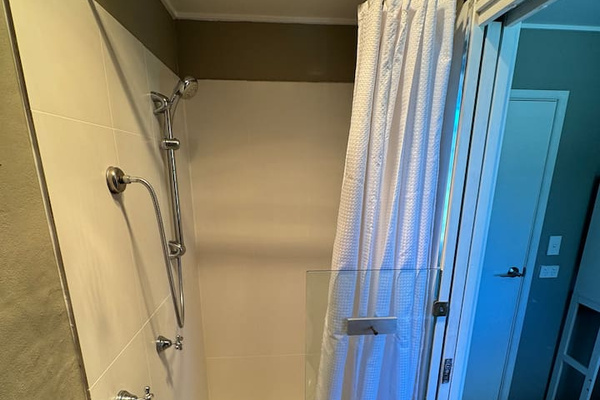 After swims at Paradise Beach Reserve, St Georges Basin or nearby Jervis Bay beaches, return to Luna’s Sanctuary for an easy shower reset.