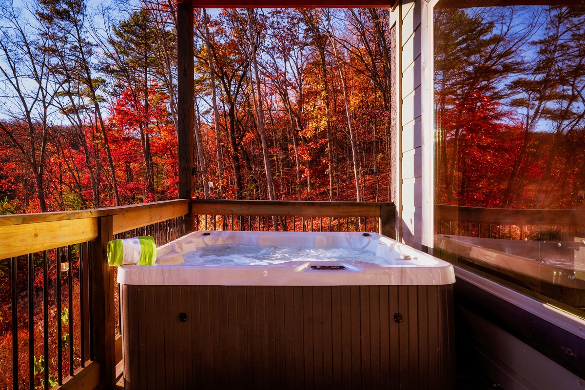 Soak with a view after a long hike. Hilltop hot tub moments you’ll talk about for years.