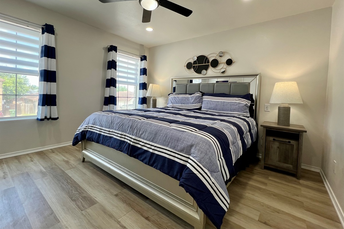 Primary bedroom - 1 king bed (Smart TV!)