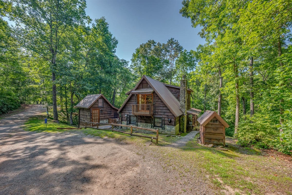 The perfect mountain cabin !  Very private with access to private lakes/beach/river access. Canoe available. We behaved dog accepted. Ask abt more than 1 dog. Walk to lakes and beach, or there is parking available.