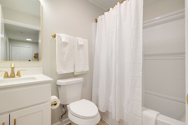 The Irish Retreat | 2BR/2BA Near Notre Dame | Private Balcony, photo 6