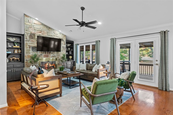 Spacious living room to relax in after a day on the water — Breakaway on Lake Hamilton