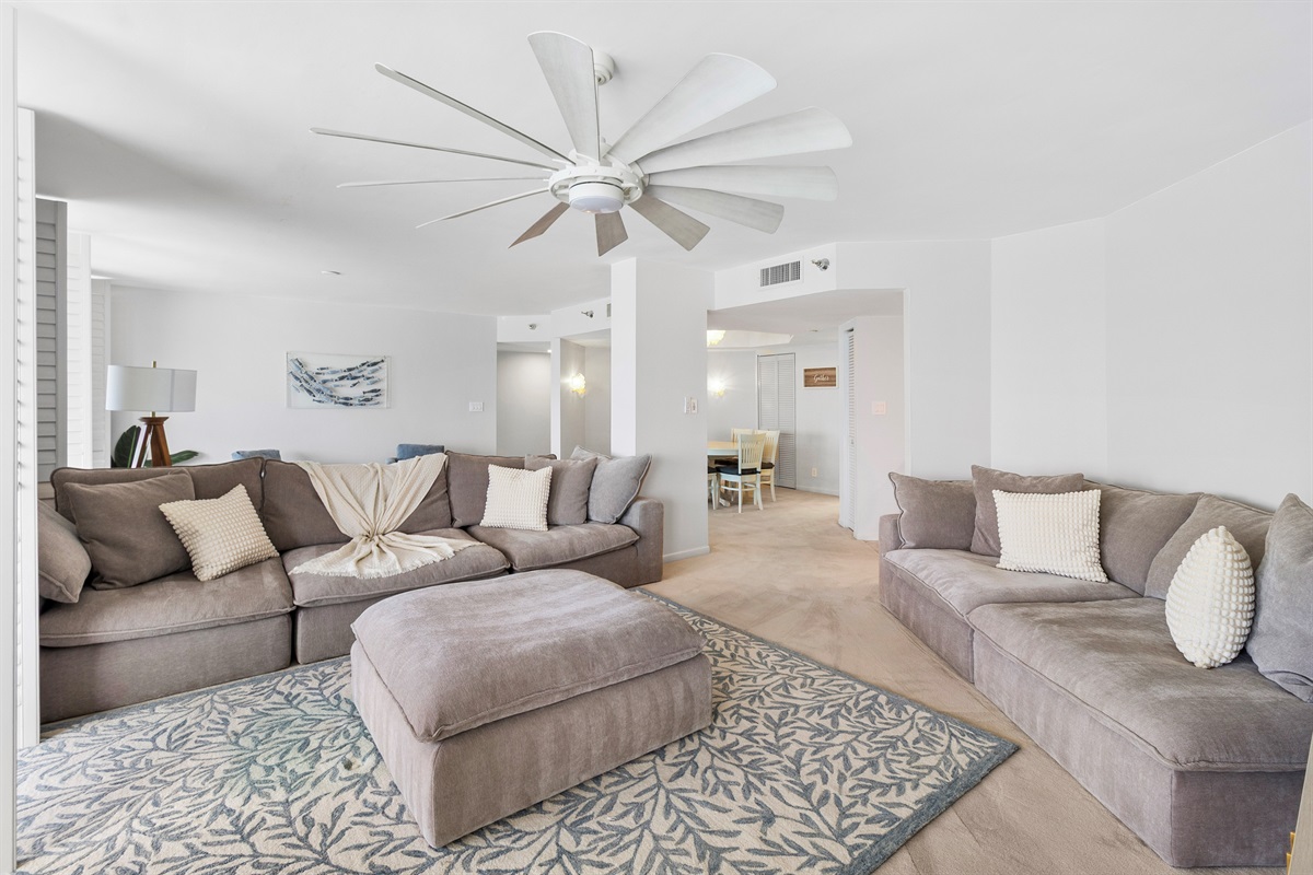 Living room, entrance to balcony with stunning views of the beach and the Gulf of Mexico / America