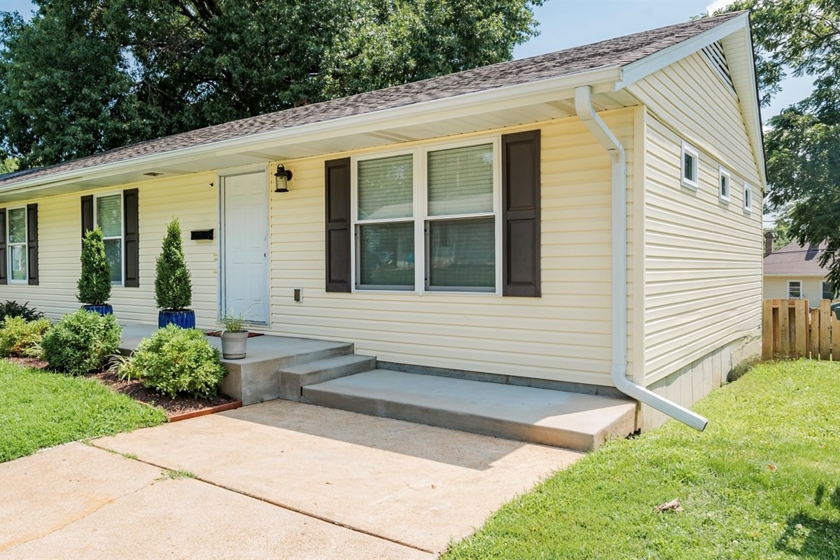 4 steps from the driveway to enter the front door