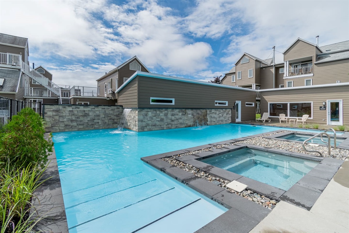Piscine et spa chauffée à l'année sur le site voisin à moins de 2minutes et gratuit avec votre réservation!