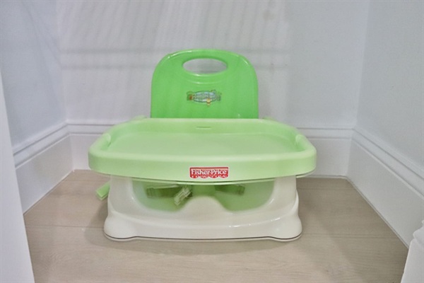 Booster seat that can be attached to dinning chairs