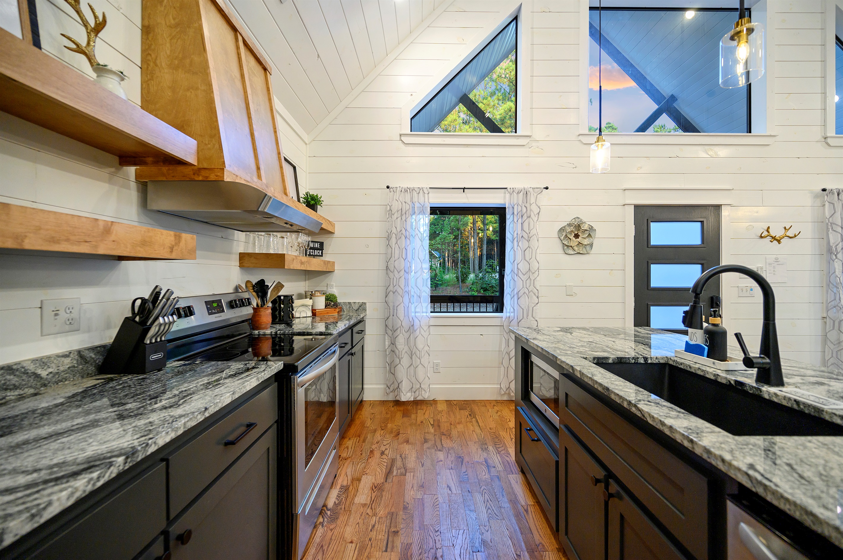 Plenty of space to cook up some excellent meals!  This view faces your front door.