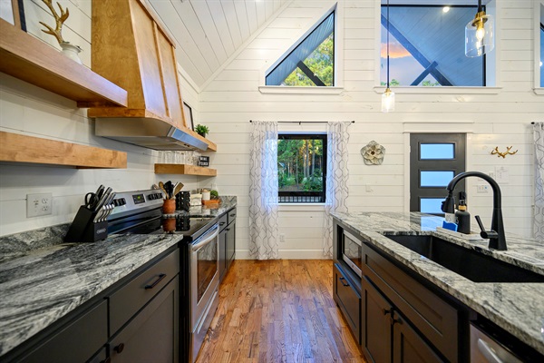 Plenty of space to cook up some excellent meals!  This view faces your front door.