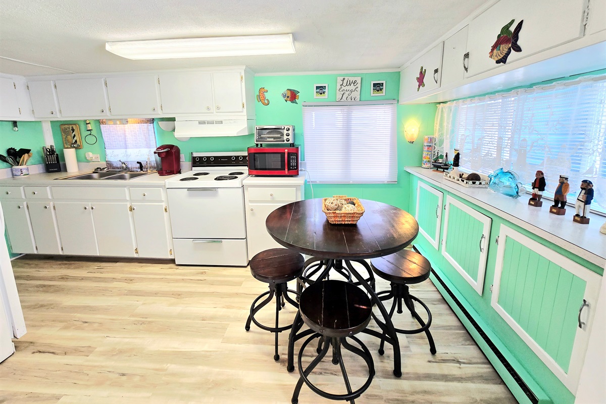 eat-in kitchen