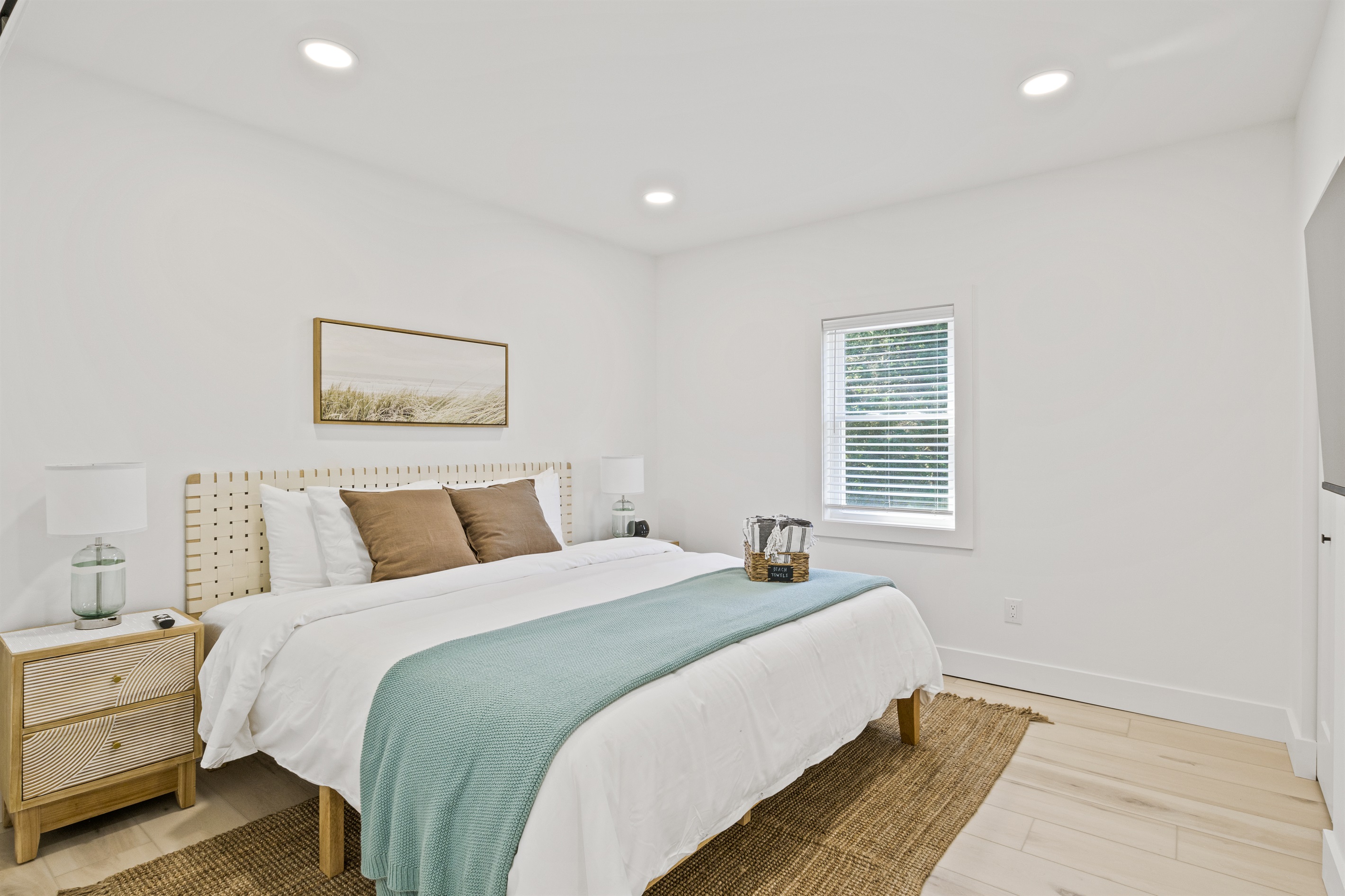 King Bed w/ Smart TV