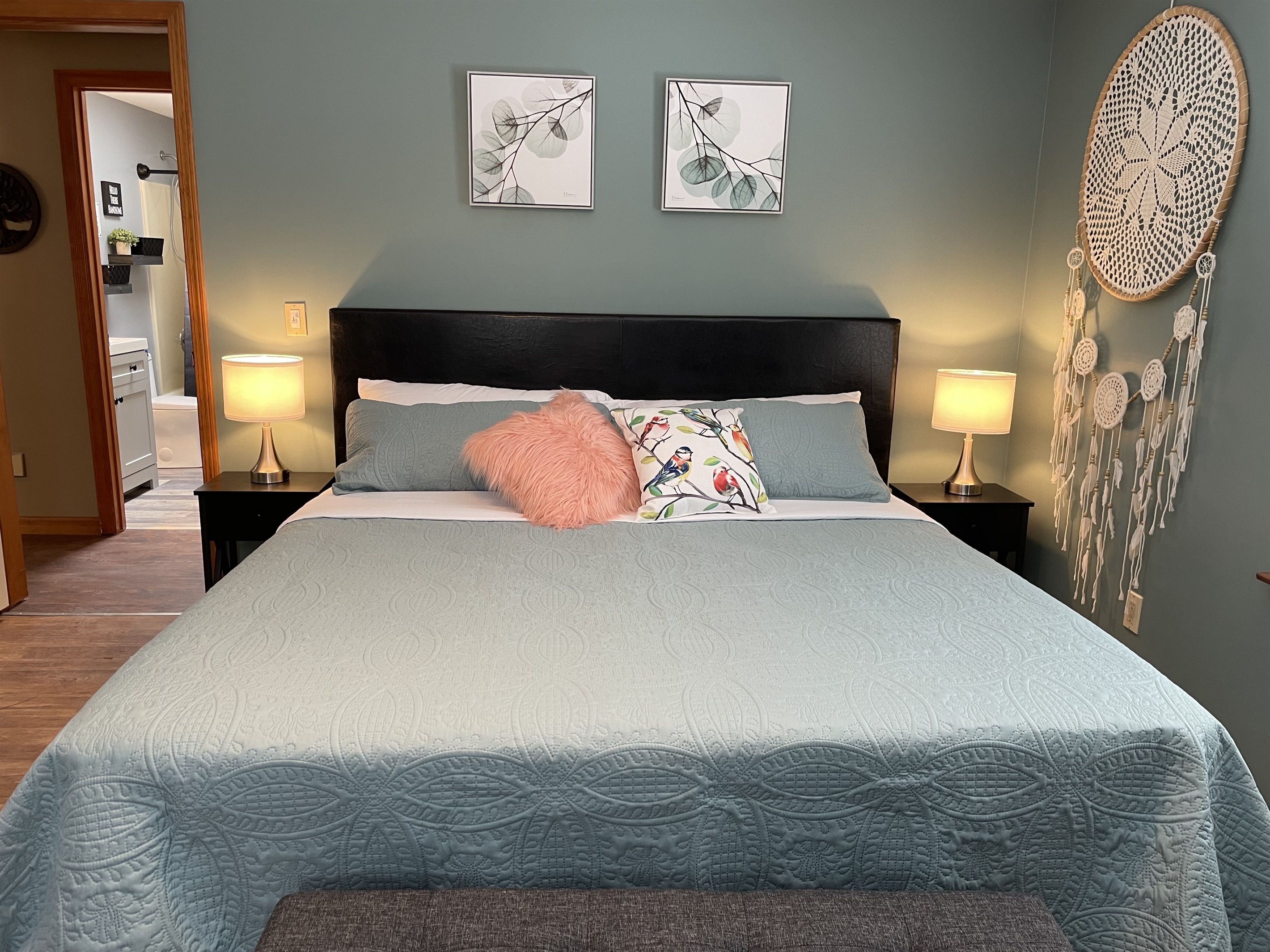 King bedroom 2, bathroom in the hallway, 2 steps away.