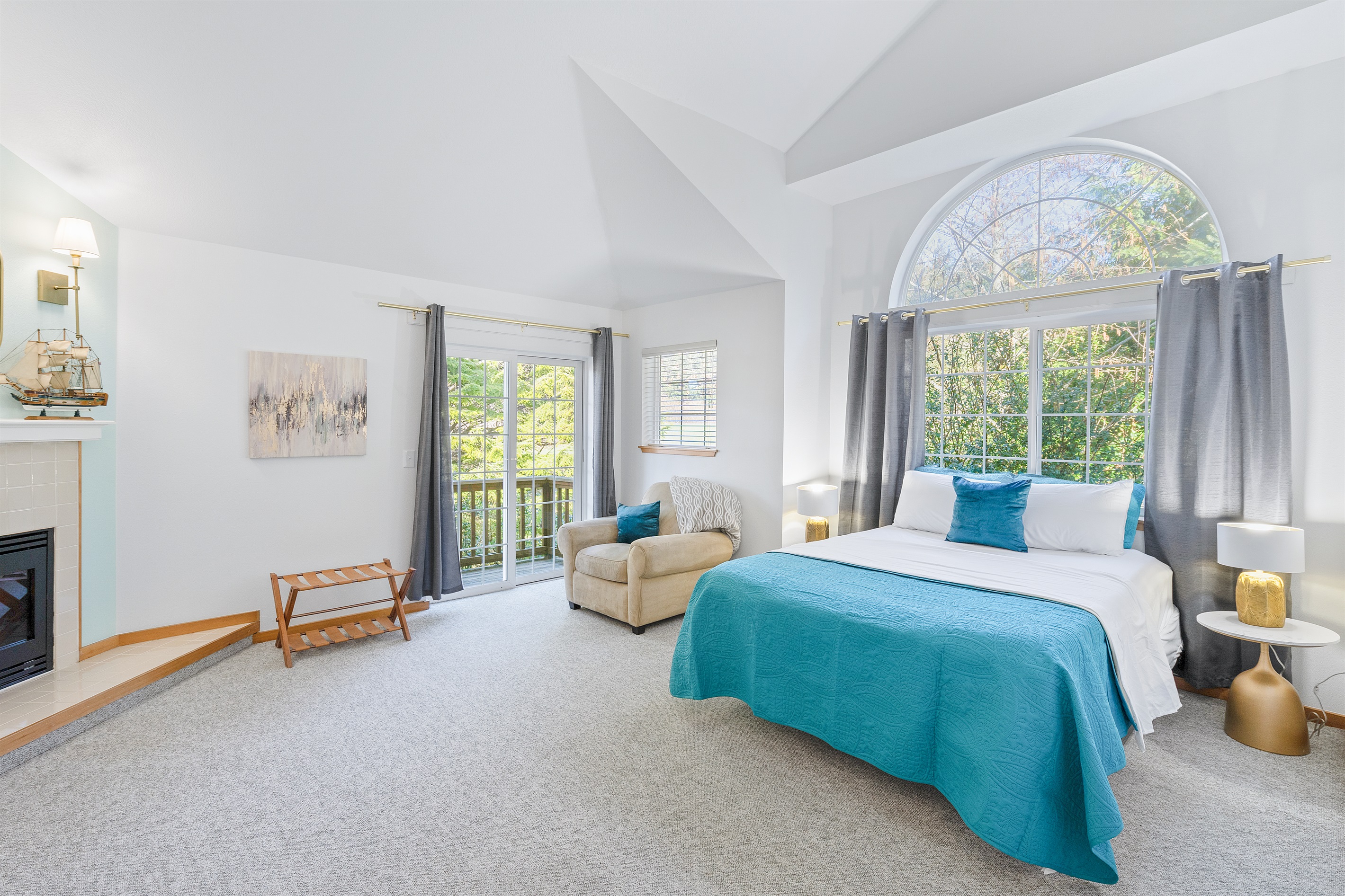 Steps to the beach and downtown|3 ensuite BDR beach home|3 fireplaces|WiFi 6