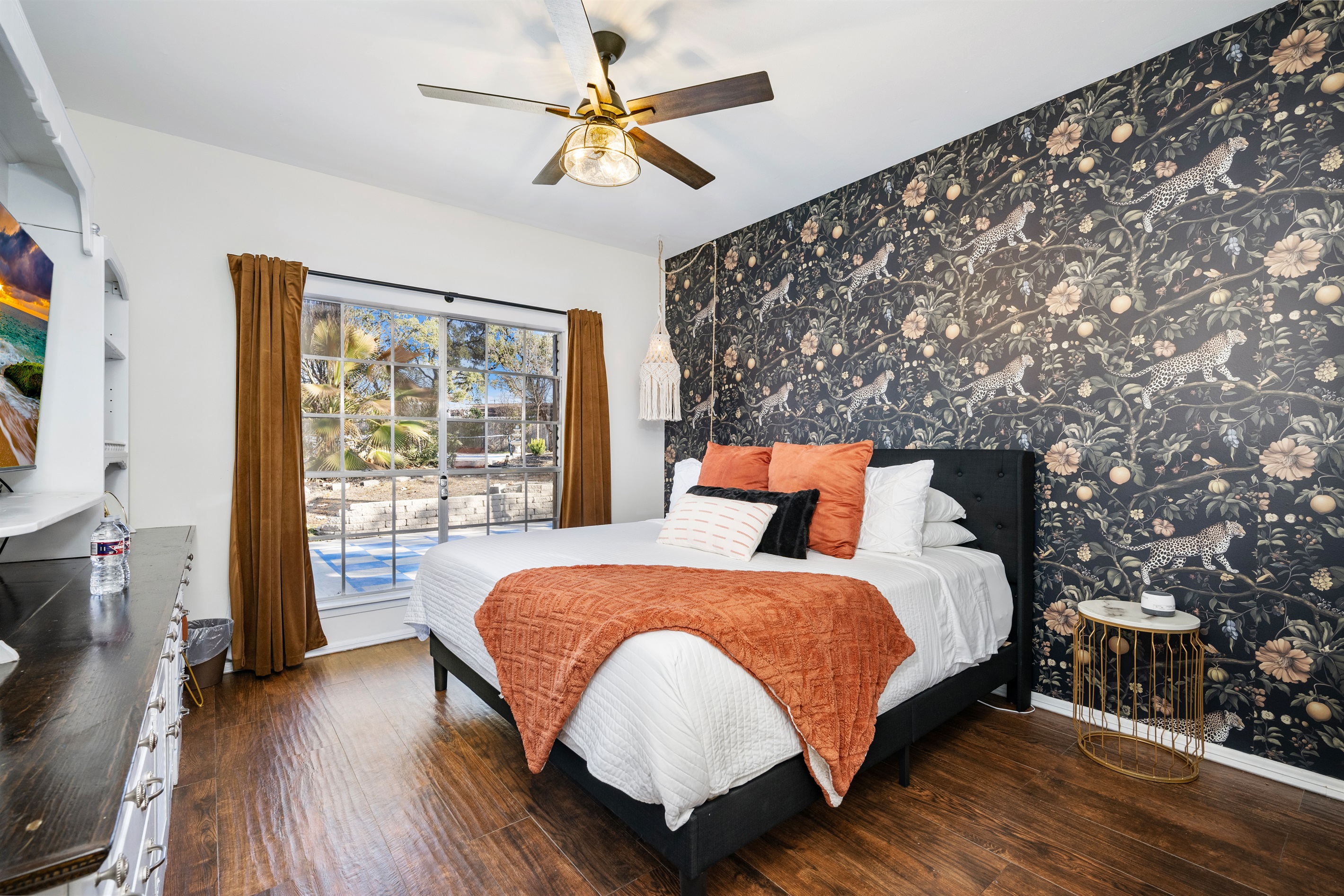 Fun & luxury: King Bed, Large windows