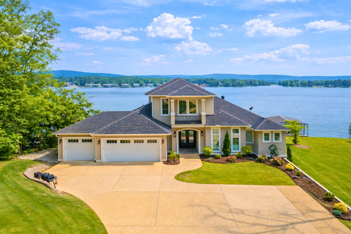 [The Home] You Couldn't Have a More Perfect Location for your Vacation Home.