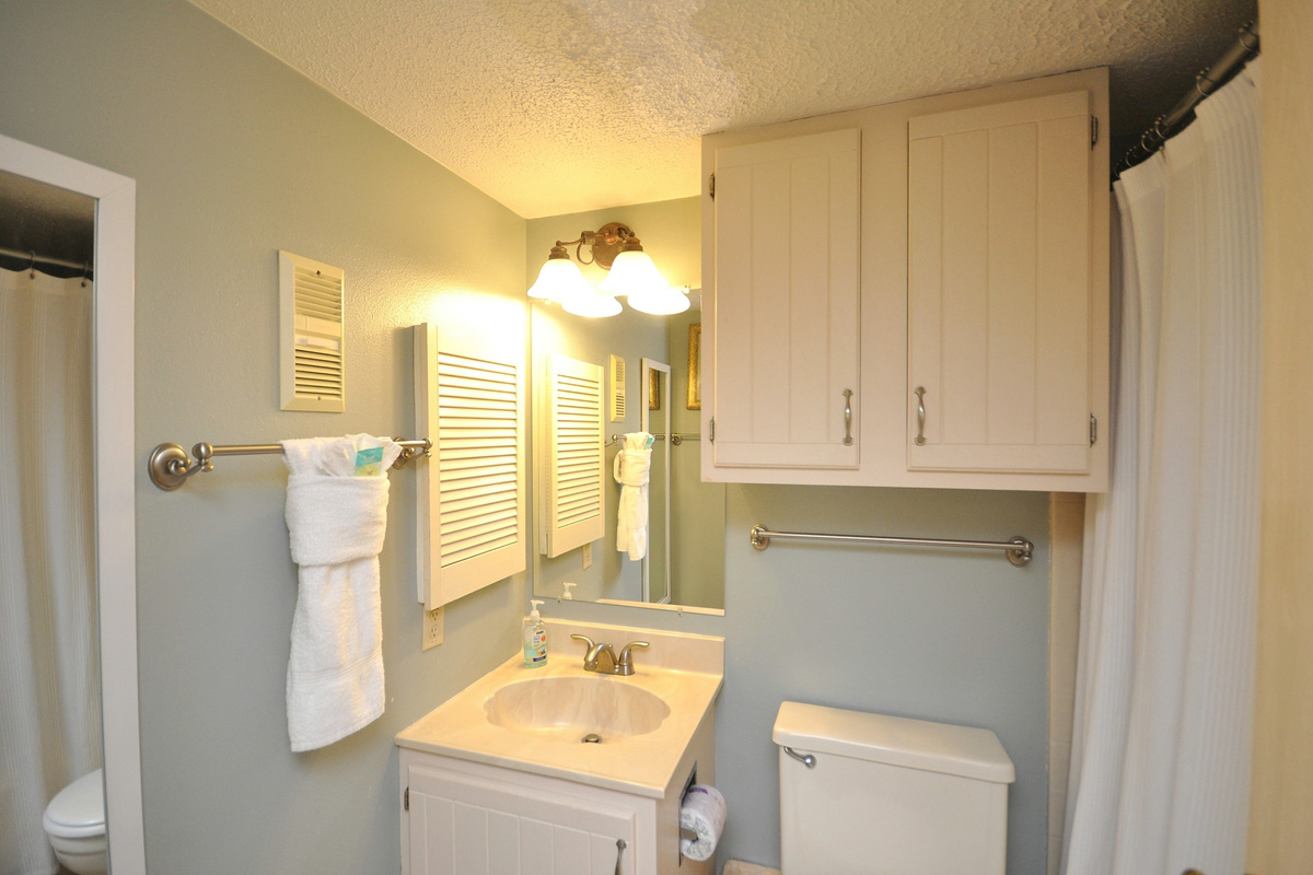 Primary bath with tub/shower combo.
