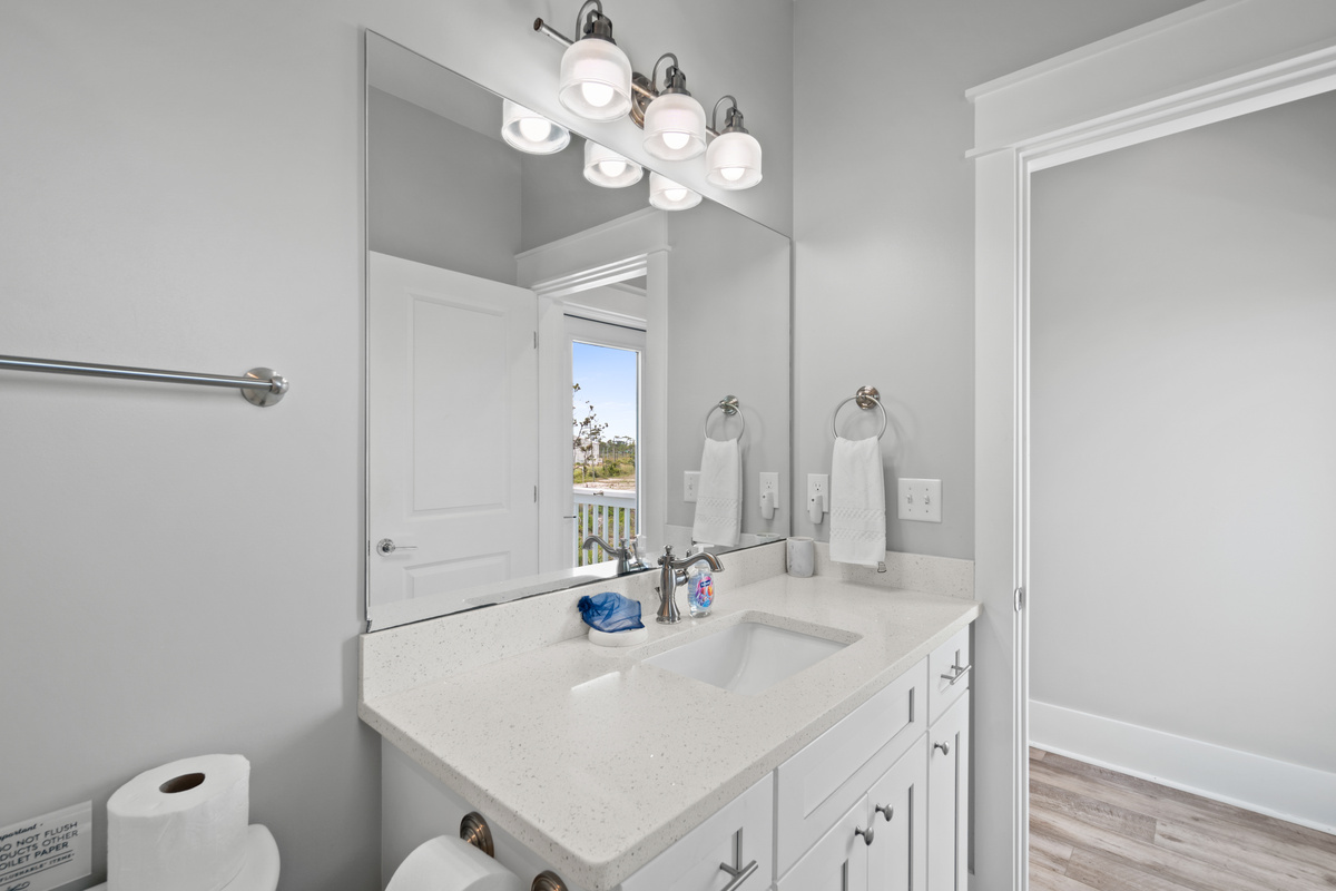 Shared Bathroom 1st Level wiht Bathtub