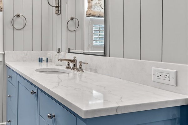 A spacious and comfortable full bathroom.