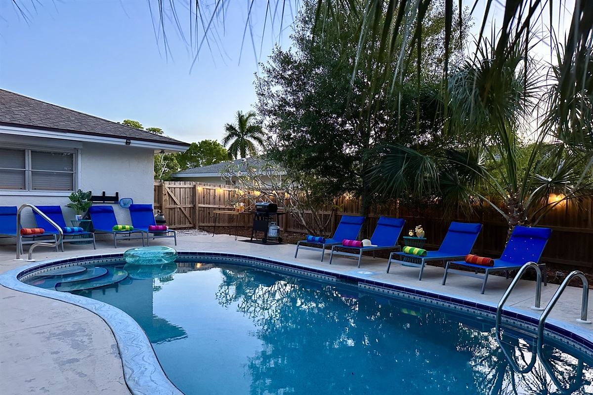 A gorgeous private pool awaits you in lovely Naples, FL. Bike to Vanderbilt Beach!