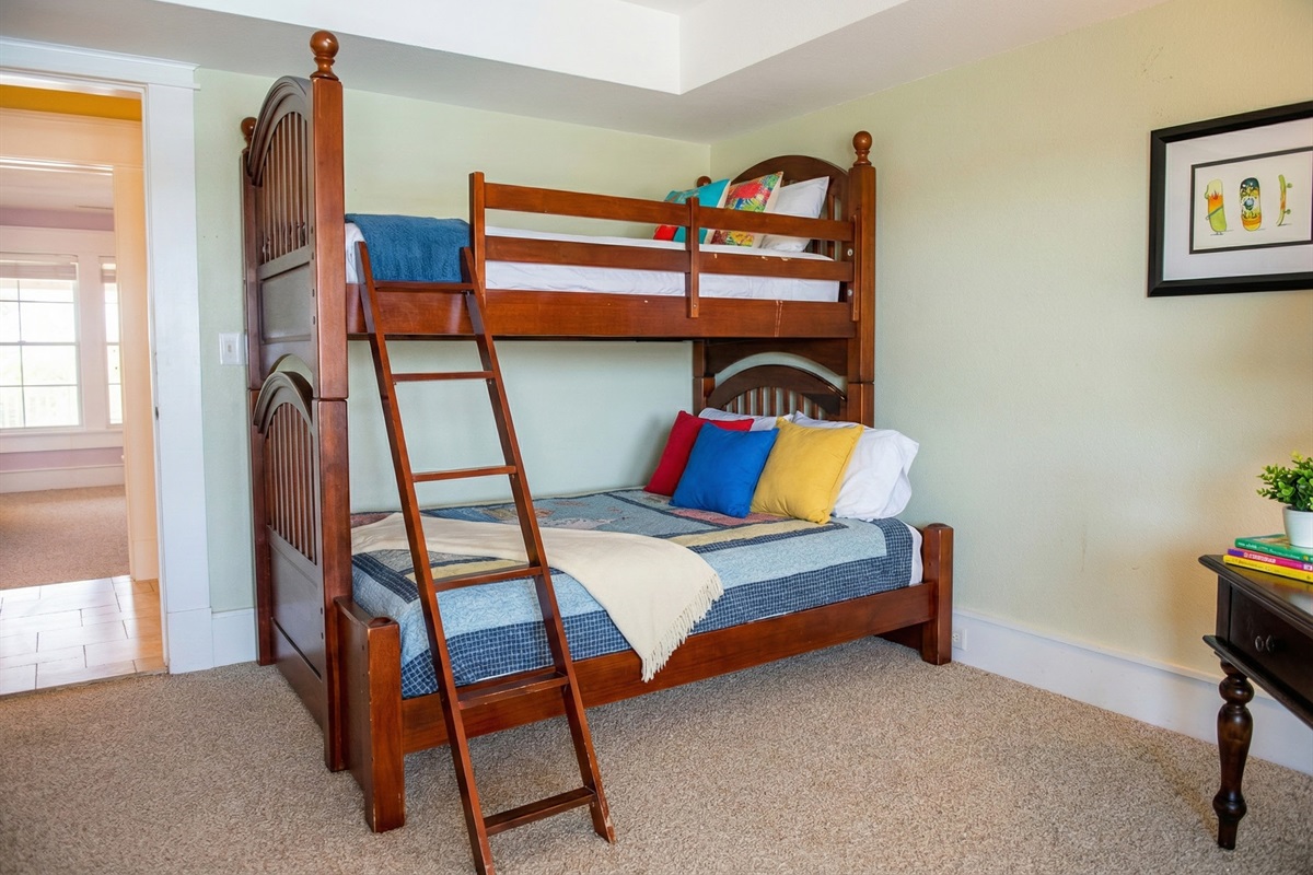 6. Bunk bed - shared bathroom with double vanity and bathtub (5) - 1st floor